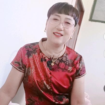 师姐卖手工调凉皮卷凉皮