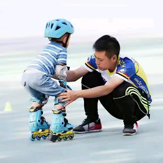东宁走街串巷轮滑(滑冰)