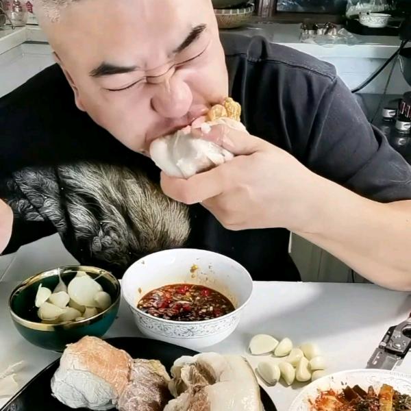 爱吃肉的（大叔）