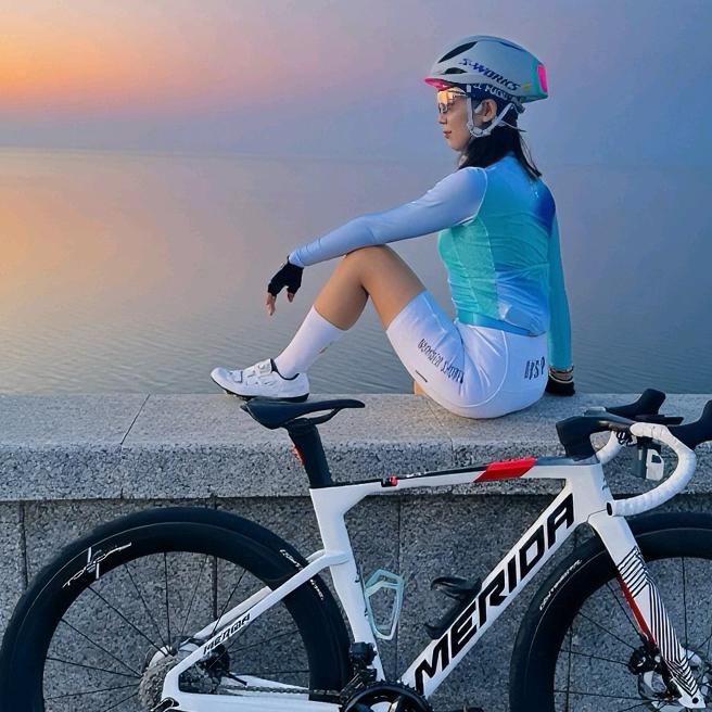 ෆ๓ 小娘们Ms...王，丹丹