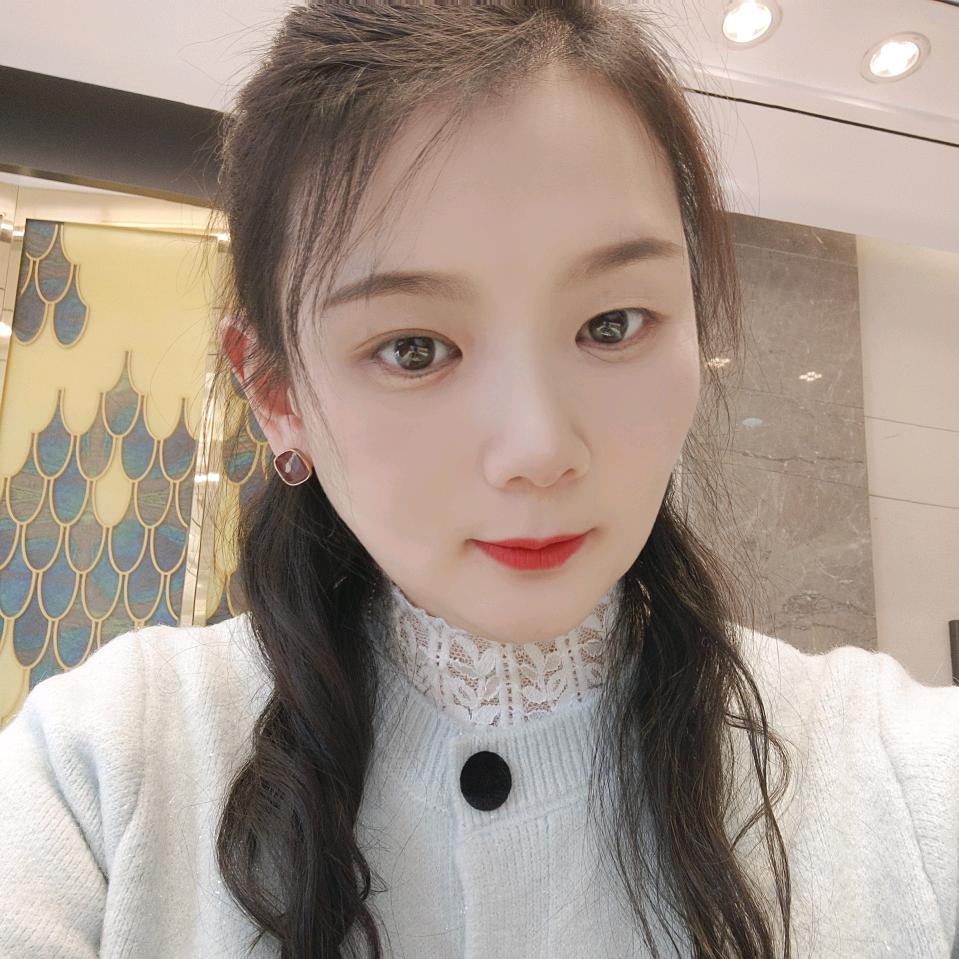 珠宝小姐姐   莉