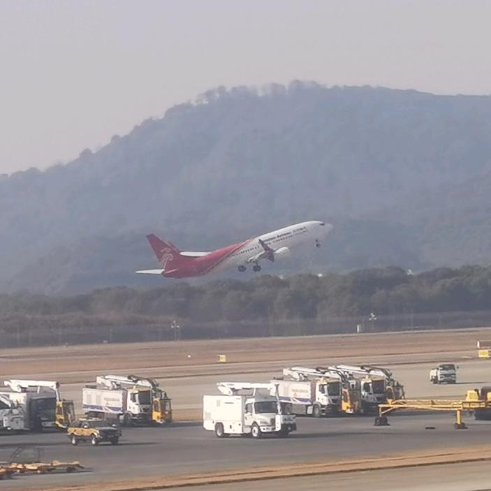 一架起飞的波音737-800