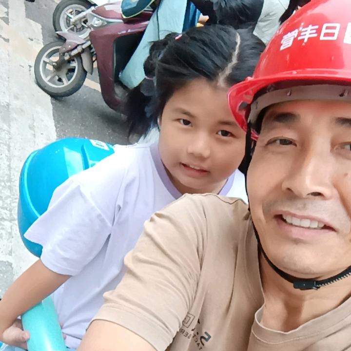 诚信做人用心做事。