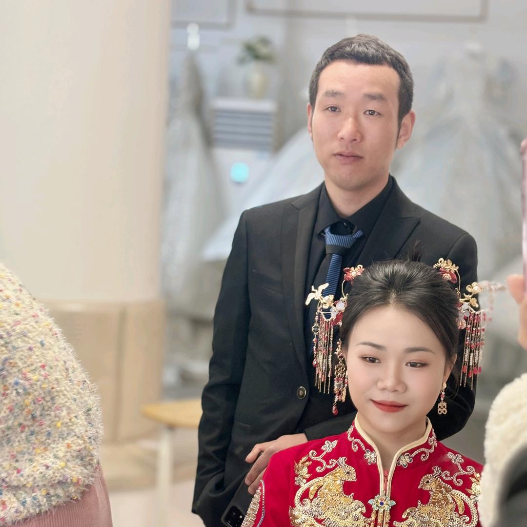 小黄和老挝媳妇萨