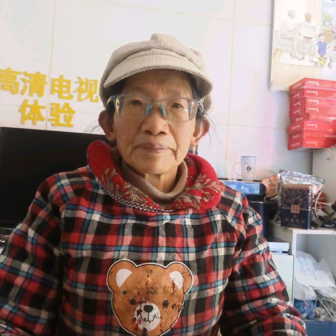 坚持奶奶不定时间开播。