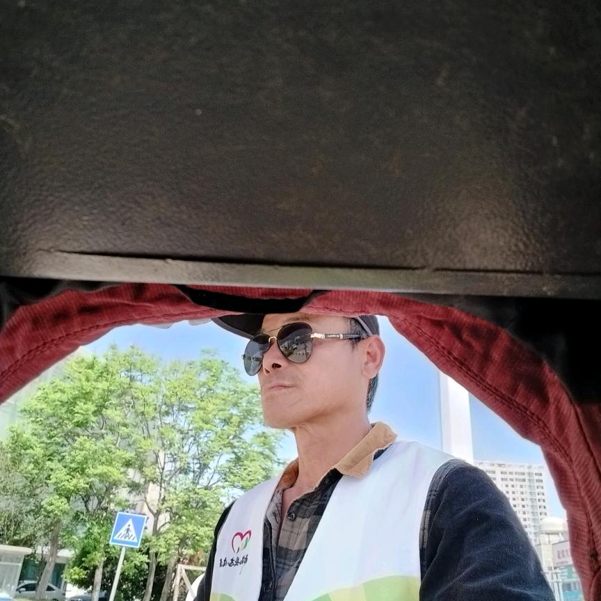 阿东五十岁的年纪，三十岁的心态