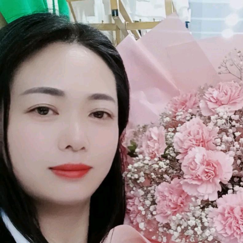 竹溪霞姐，经营鲜花定制，品牌童装童话枫