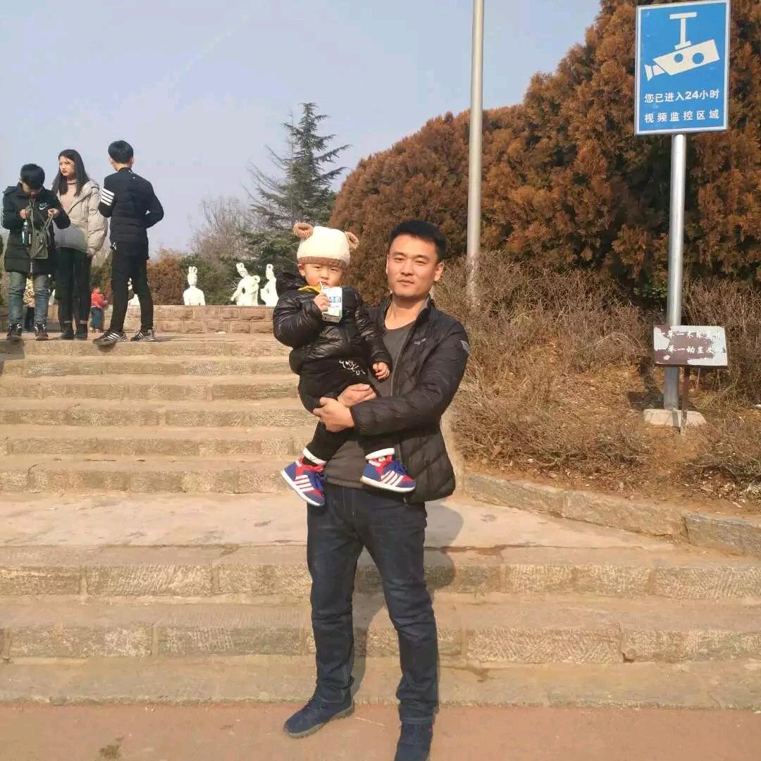 在水中央