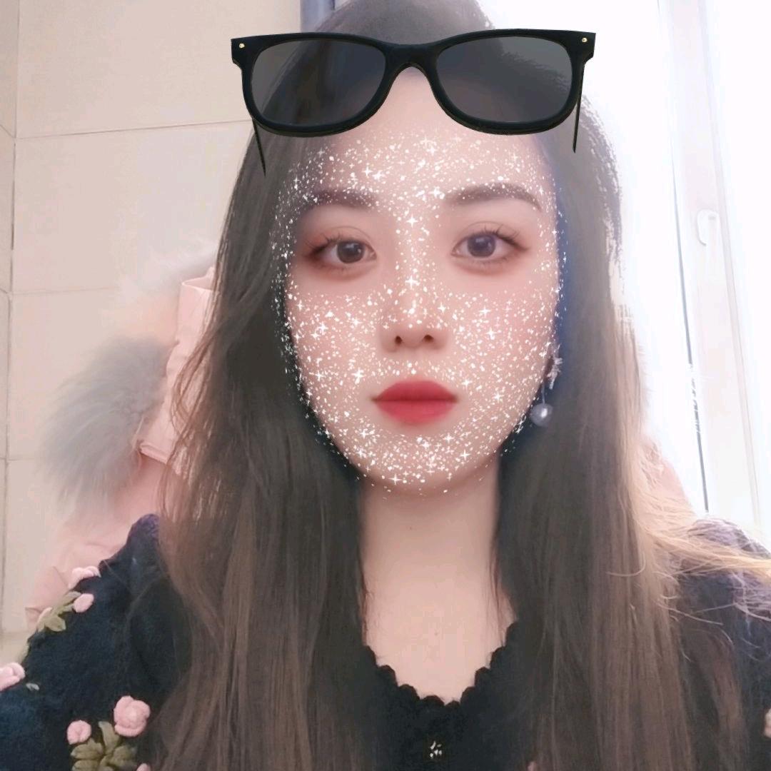 微笑掩饰伤
