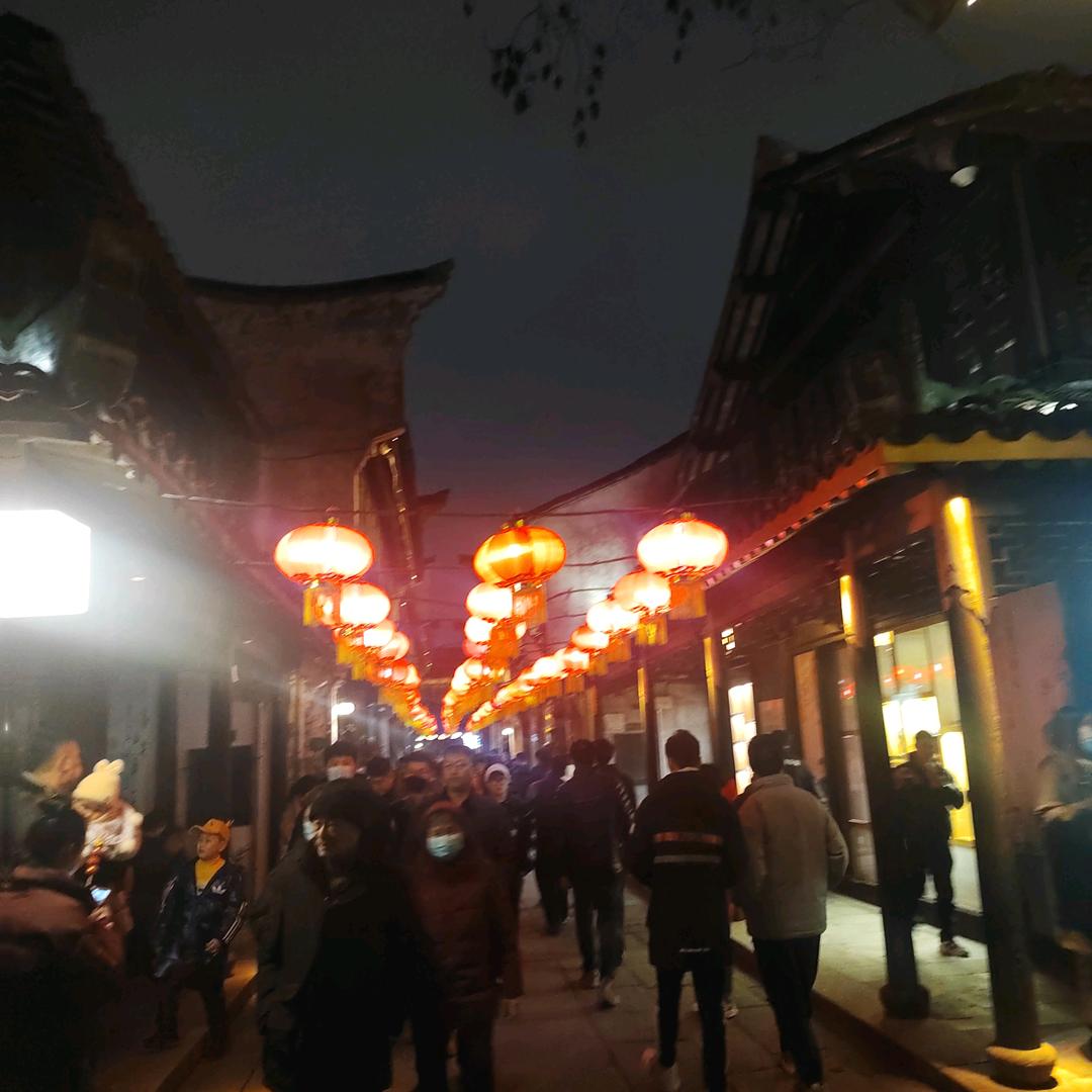 聋子听哑巴说瞎子看见鬼了
