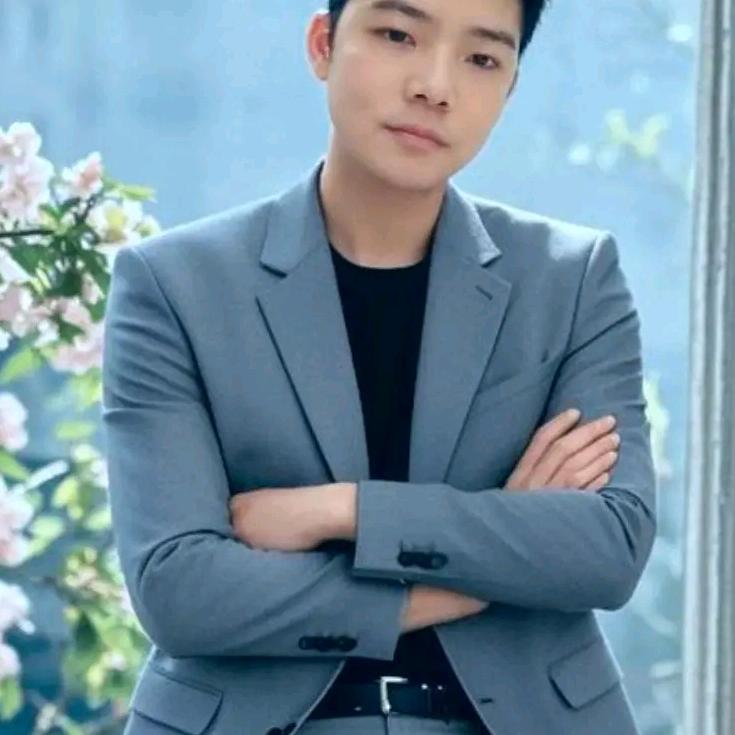 请叫我《小伟》小伟