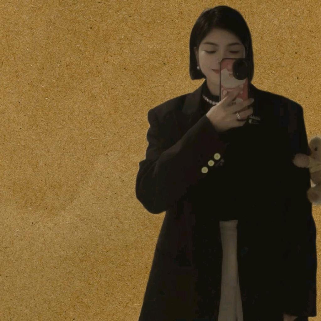 是雪蜜在画眉毛呀～