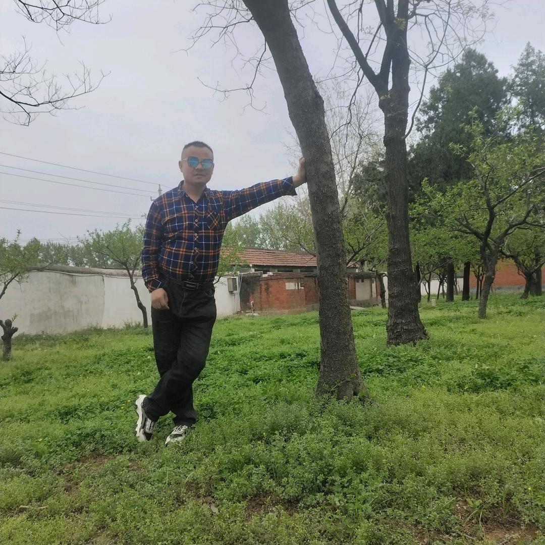 王，，