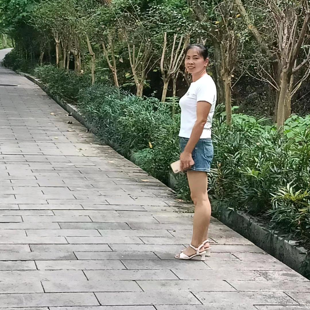 心里的伤痕怎么抚评，眼角的泪怎么擦干！