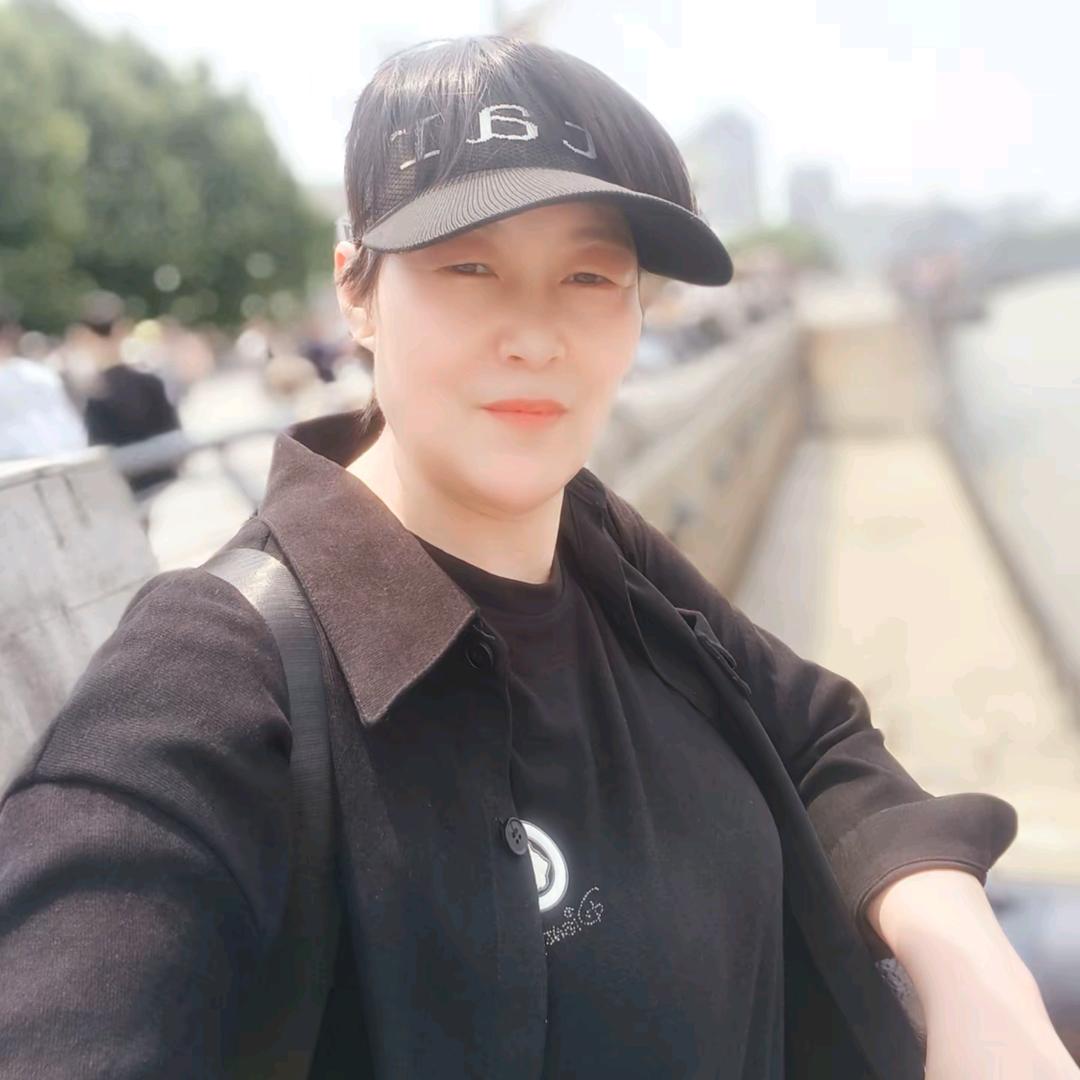 李 李  🎤爱唱歌