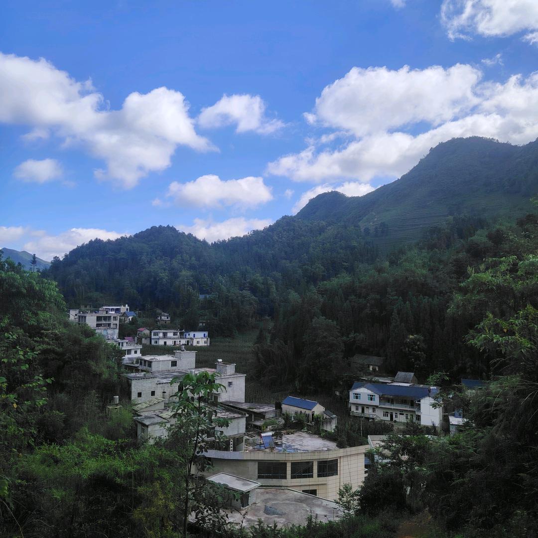 单亲家庭，苦等明月照寒窗。小吴