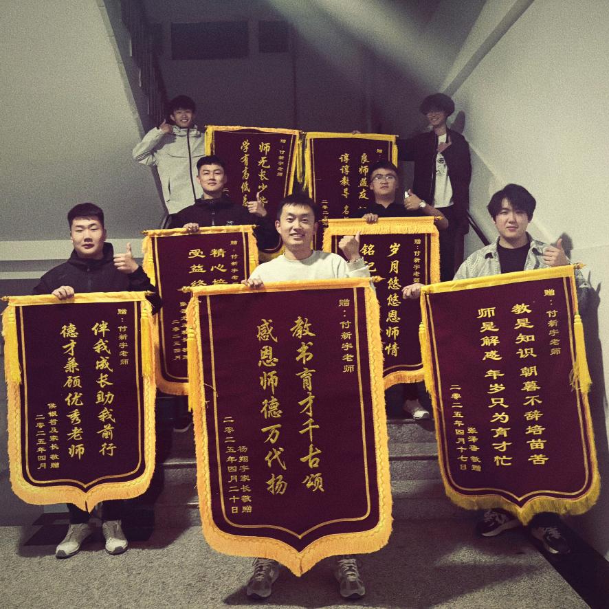 热爱学生的付老师（教室有空调）