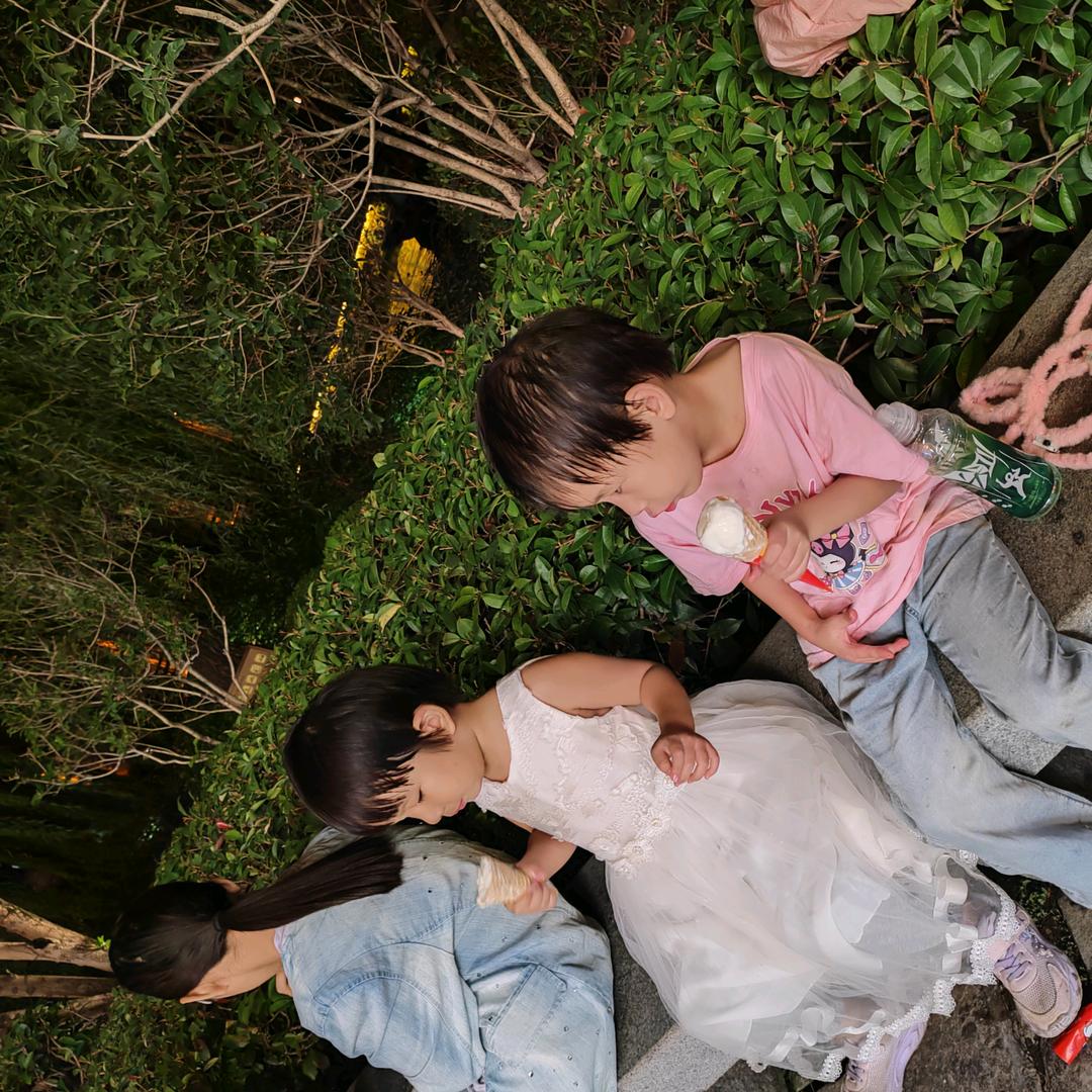 牵左手不离，牵右手不弃