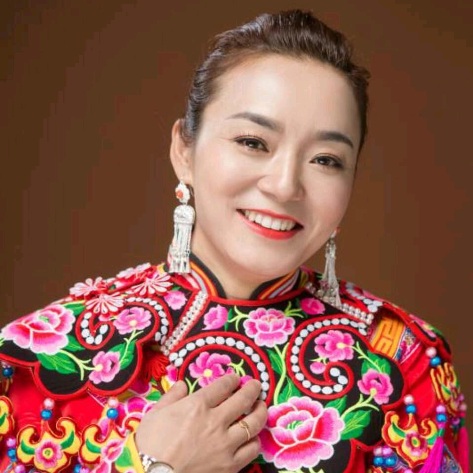 理县圆梦羌绣服装工作室非遗传承人，马琴芳