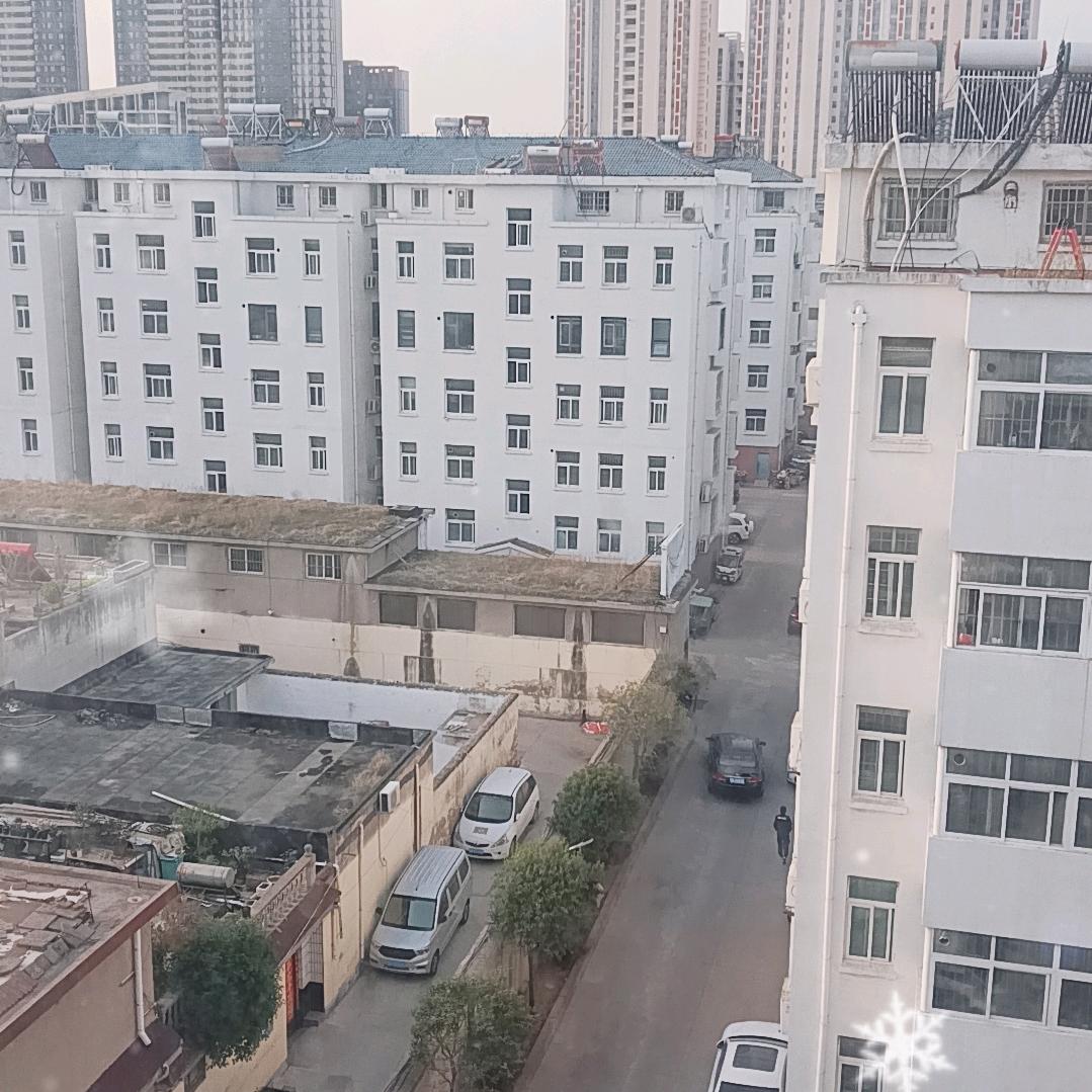 雨天路滑。