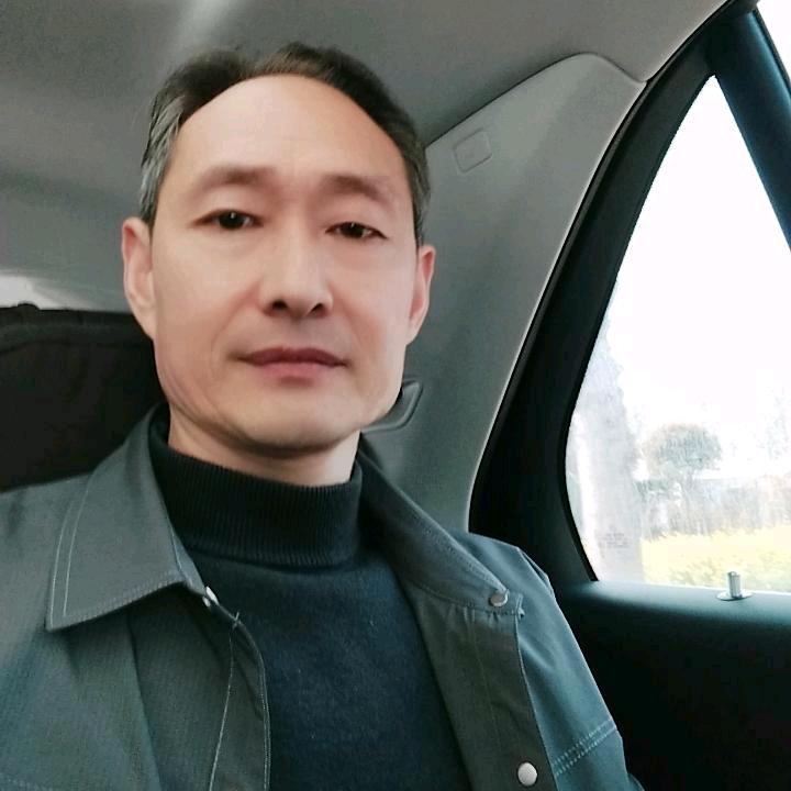 〈随海服装〉欢迎您。（陶行小区店。）