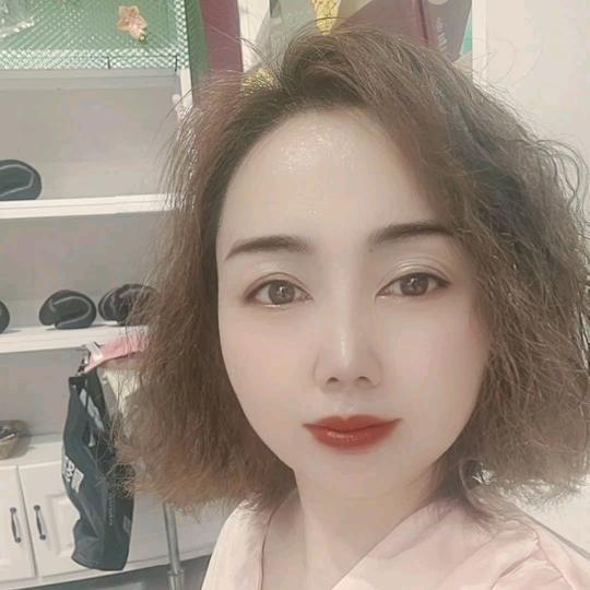 @秋:)……化妝，盘发，护肤，纹眉