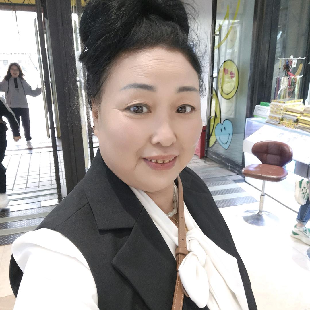 红玫瑰(男神学员)中午12:30开播。