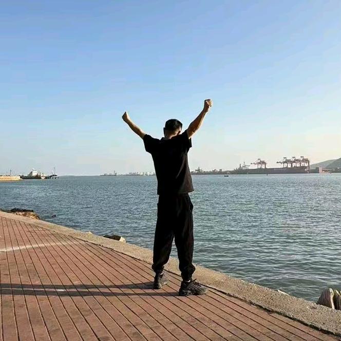 ᝰℳ. Lee一个人看海
