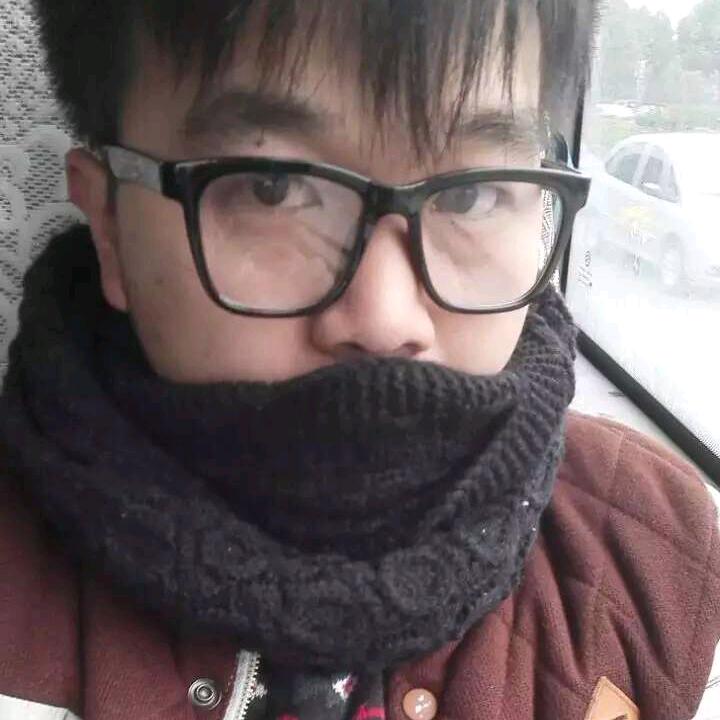 李三三。
