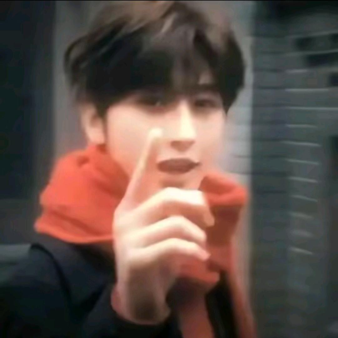 18岁小伙骑80岁老奶勇闯红灯