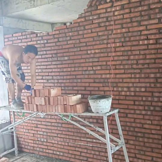 小万在砌墙