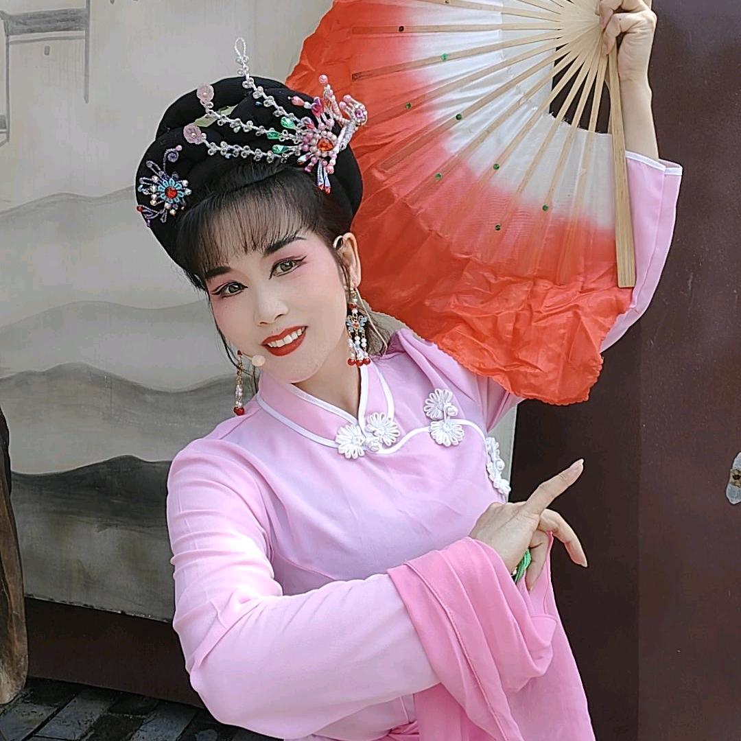 刘霞《赣县区荷花艺术团》