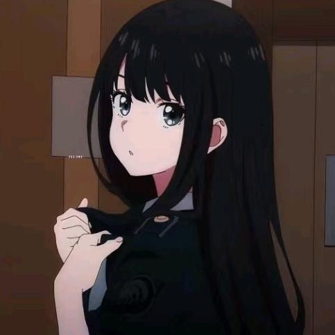 低眉含笑
