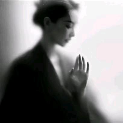 人总是这样，对失去的东西又怀恋又着迷