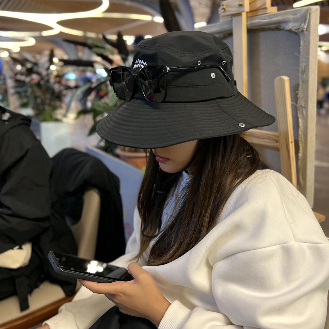 左眼清澈如一湾溪水～