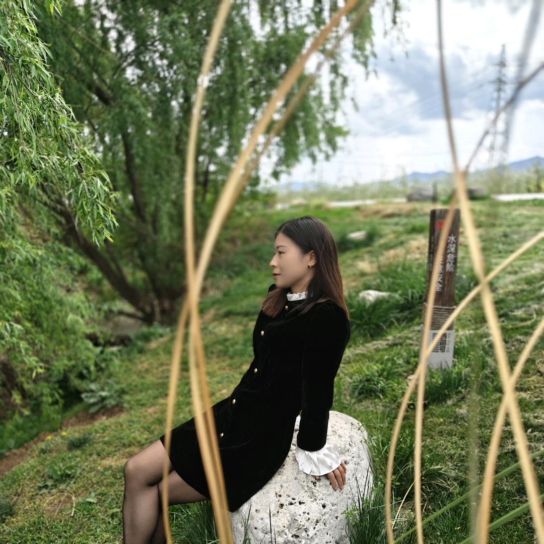 栎    娅