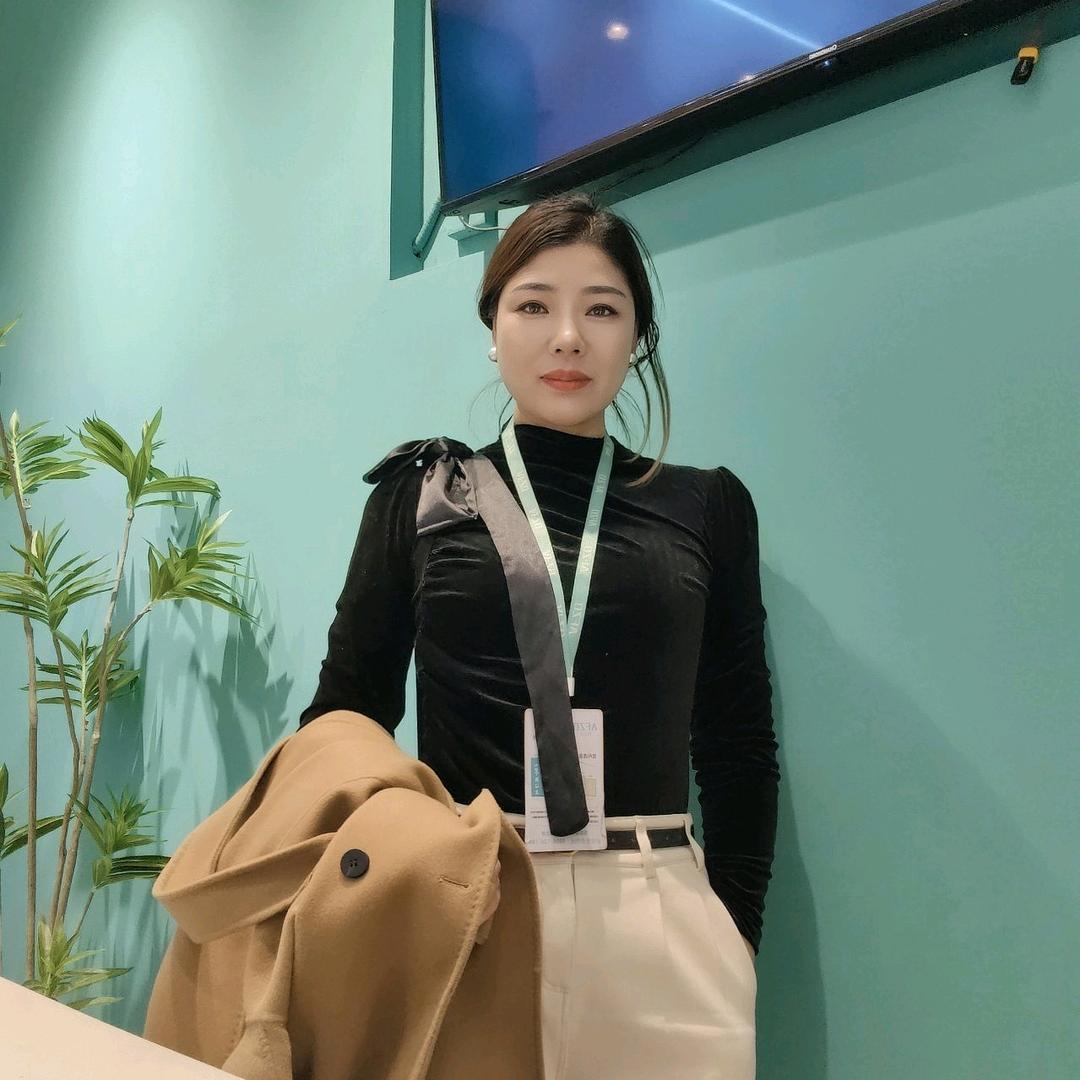 阿凡卓女装天门万达广场二楼艳子