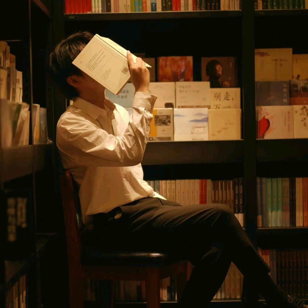 阿坤多看书