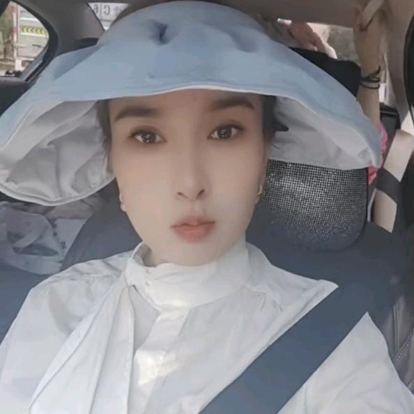 大雨中被遗弃的女孩