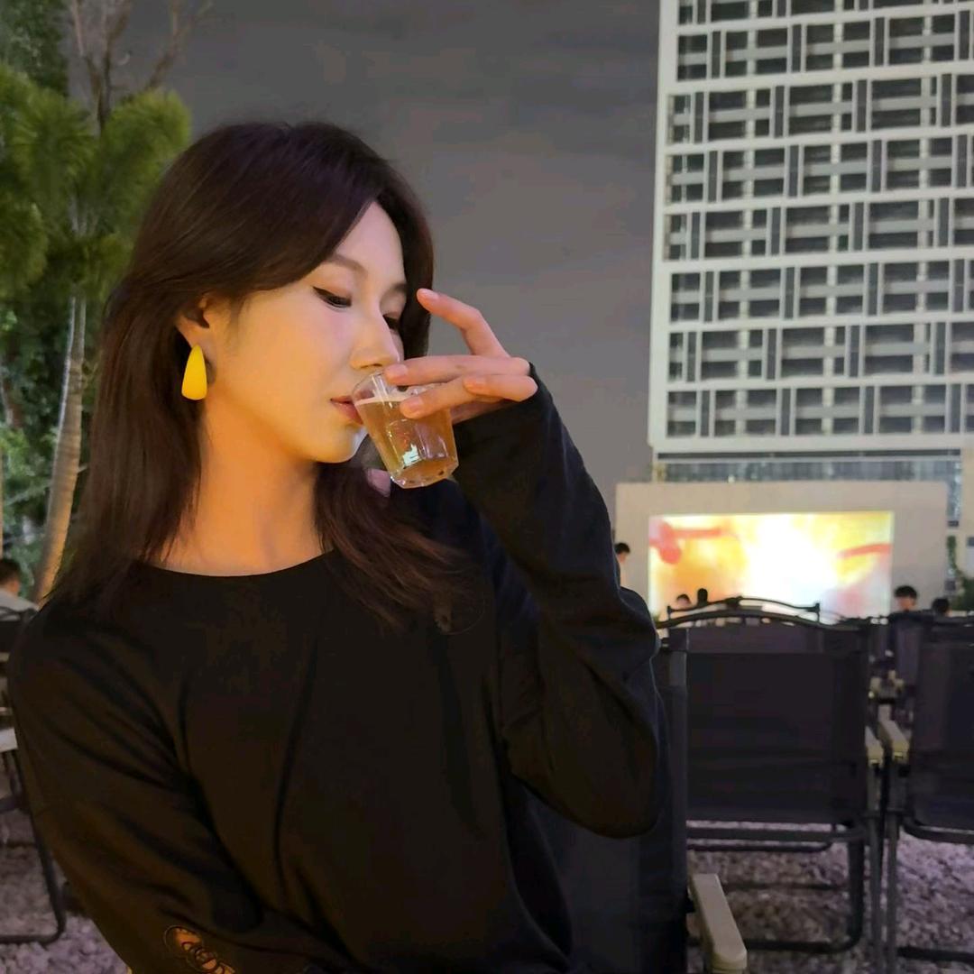 孤  舟  独  钓  一  人  行