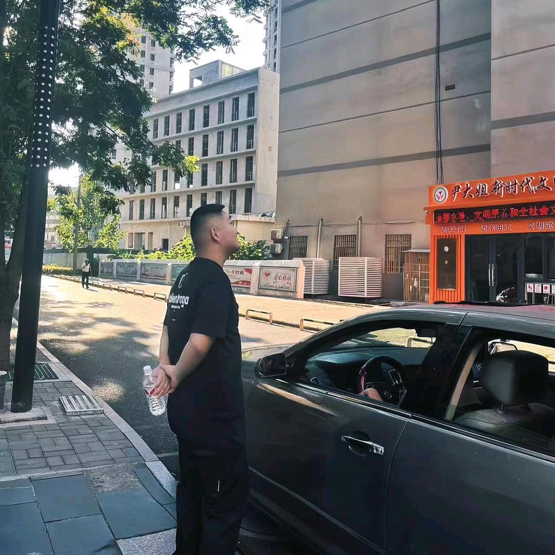 胡泽文.