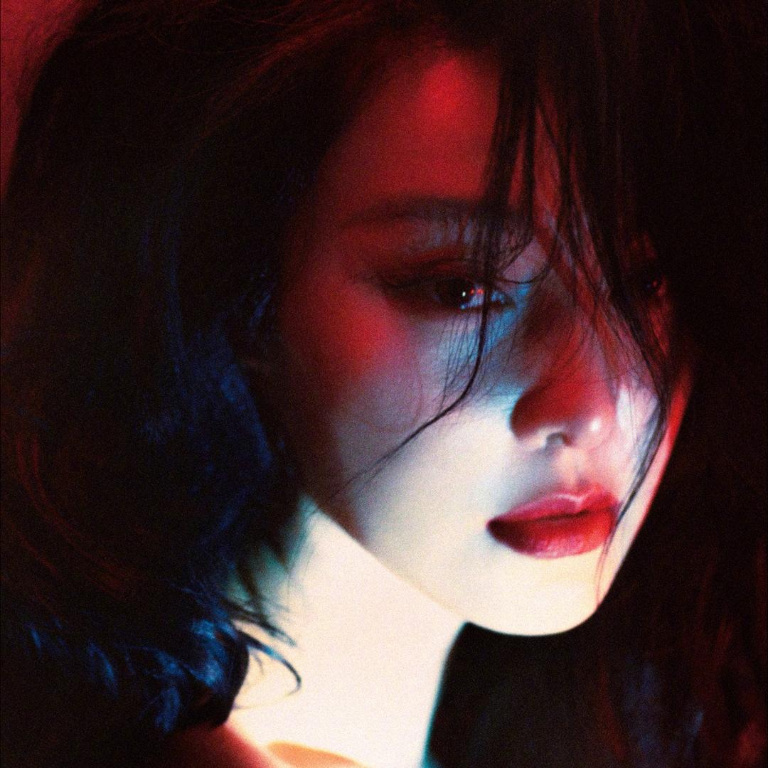 美女嗅蔷薇