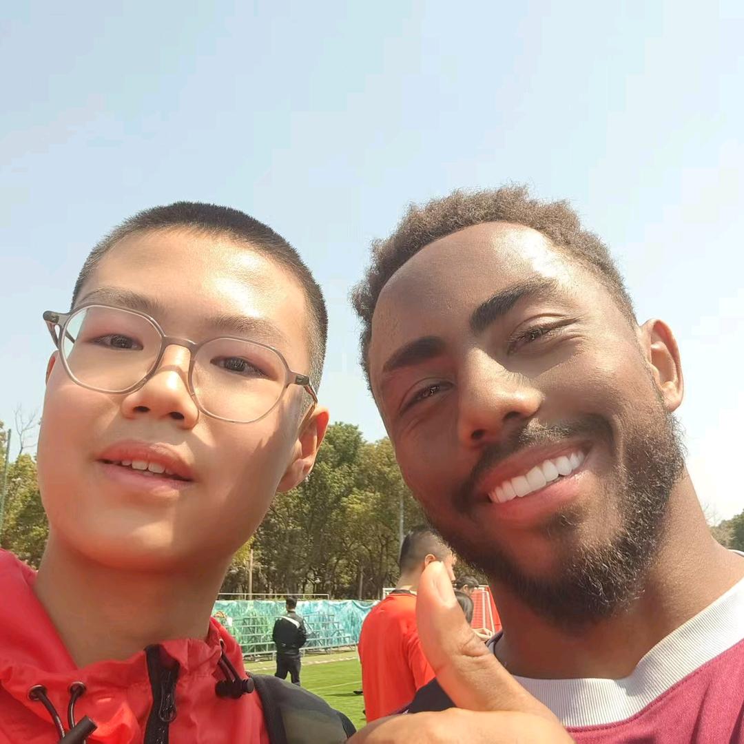 爱踢球的东东
