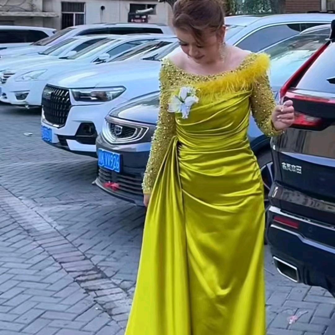 拜城简爱服装租凭中心小妮