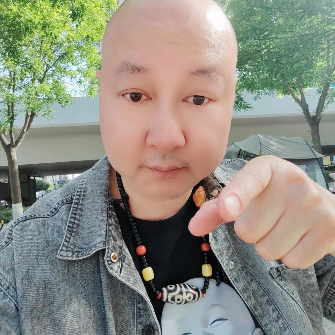 男人再累也得坚强（搞笑光头哥）