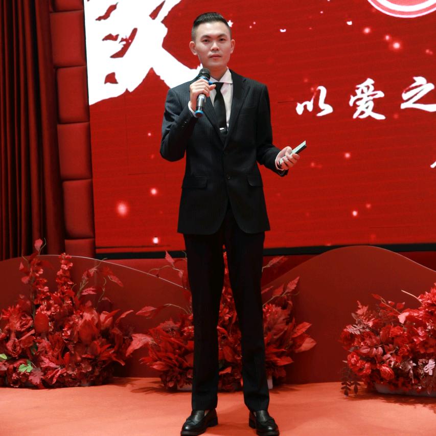 宇  航
