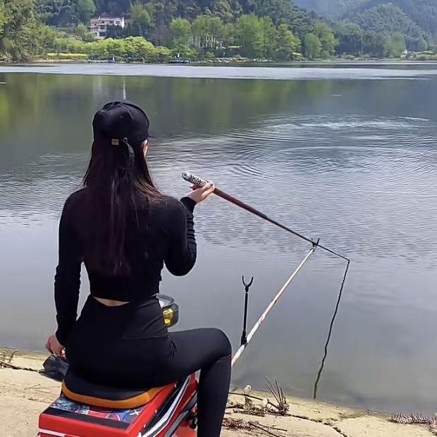 小师妹户外钓鱼