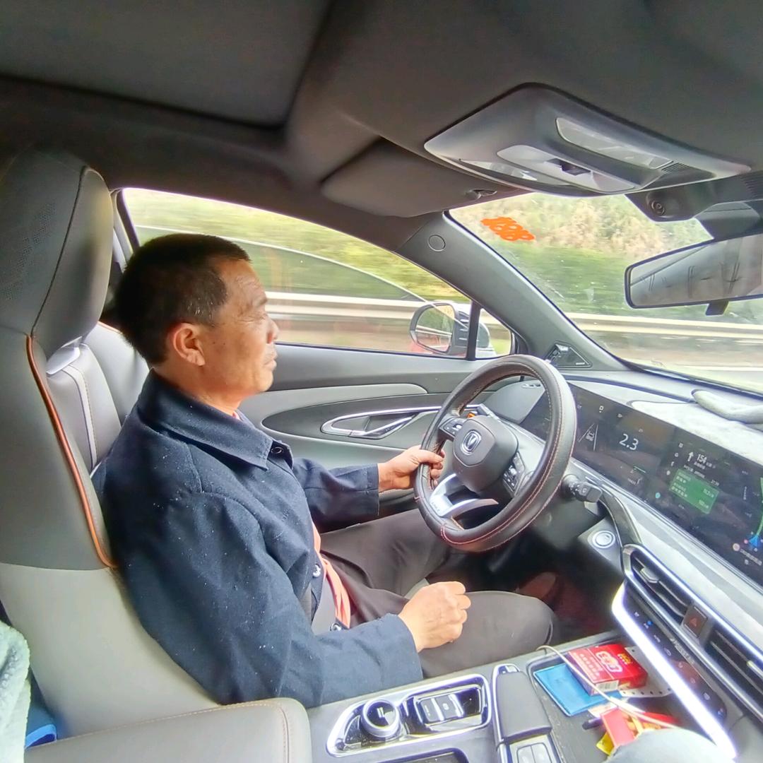 身不由己干巴老头