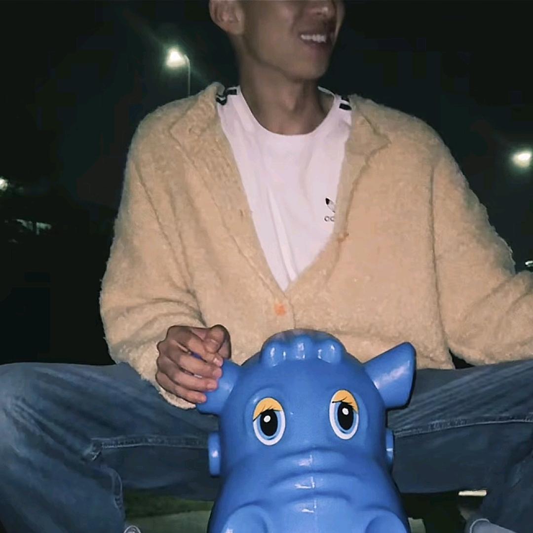 哈@