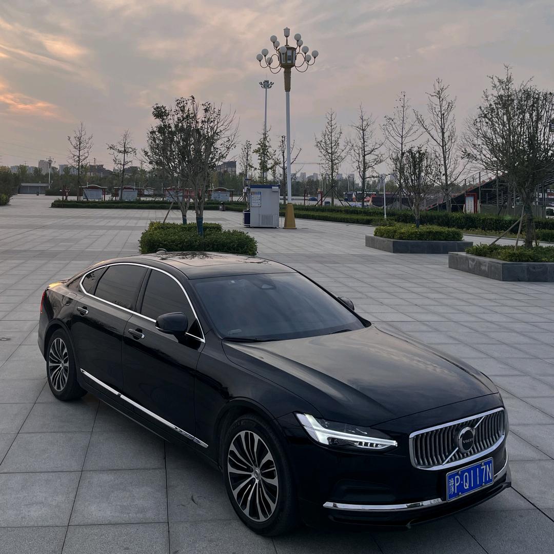 骑上消防栓的Volvo